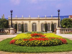 Una suggestiva veduta dell'azienda Dom Perignon a Epernay, Ardenne, Francia, immersa nel verde.

