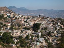 Tegucigalpa, capitale dell'Honduras, vista dall'alto. Il nucleo urbano è diviso nettamente in due dal rio Choluteca.
