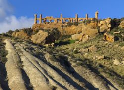 Il Tempio di Giunone, il luogo di culto più arcaico di Agrigento (Sicilia) - È stato costruito nel 450 a.C. circa e ha tutte le caratteristiche che riflettono il pieno periodo ...