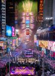 Times Square a New York City gremita di gente durante i festeggiamenti per l'ultimo dell'anno.
