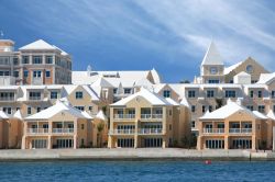 La tipica architettura dei condominii sul lungomare di Hamilton, isola di Bermuda. Hamilton sorge su una baia al centro di Bermuda, sull'Oceano Atlantico.

