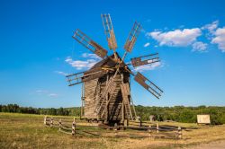 Un tipico mulino a vento nel Museum of Ukrainian Folk Architecture di Kiev, Ucraina.



