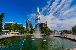 La torre dell'Università Tecnologica di Batumi, Georgia. E' il primo grattacielo al mondo con una ruota integrata - © Vahan Abrahamyan / Shutterstock.com