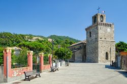 La Torre di Guardia carolingia a Framura, si trova in frazione Costa, riviera di Levante (Liguria) - © Marco Saracco / Shutterstock.com