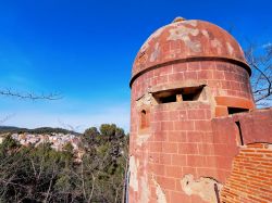 Torre di vedetta a Castelldefels, Spagna - Una delle torrette costruite nella seconda metà del XVI° secolo quando le incursioni dei pirati erano minaccia frequente in tutto il Mar ...