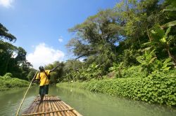 Tour in rafting sul Martha Brae river nei pressi di Montego Bay, Giamaica. E' una delle principali attrazioni turistiche per chi visita quest'isola dal paesaggio lussureggiante con montagne ...