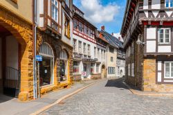 Tradizionali case nel centro storico di Goslar, Germania. Le strade acciottolate e le costruzioni a graticcio sottolineano l'aspetto medievale di questa città patrimonio Unesco - Anton_Ivanov ...