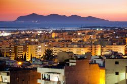 Tramonto a Trapani e isola di Favignana, Sicilia - Calar del sole sulla città di Trapani e su Favignana, territorio della provincia trapanese, totalmente insulare © mickyso / Shutterstock.com ...