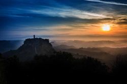 Tramonto su Civita di Bagnoregio, Viterbo. Il ...