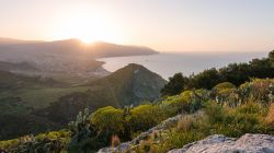 Tramonto da Tindari sulla costa di Patti in Sicilia