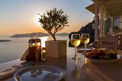 Tramonto romantico a Santorini, la Caldera vista da un bar panoramico
