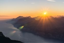 Tramonto sul Lago di GArdo dal Monte Baldo, sopra Brentonico