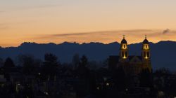 Tramonto sul quartiere di Capitol Hill a Seattle, Washington, con i monti sullo sfondo. L'area confina con il Lake View Cemetery dove sono sepolti i padri fondatori della città e ...