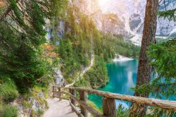 Trekking sulle rive del Lago di Braies, tra le ...