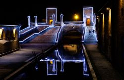 Il famoso Trepponti a Comacchio durante le feste di Natale, Emilia-Romagna.
