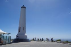 Turisti a Mount Lofty (Adelaide) vicino alla Flinders Column: un tempo questo obelisco era situato in una stazione trigonometrica - © Sharon Wills / Shutterstock.com