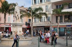 Turisti a passeggio in primavera nel centro di Sanary-sur-Mer, Francia - © Pack-Shot / Shutterstock.com