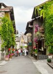 Turisti a passeggio nel borgo medievale di Yvoire, località sul Lago Lemano, nella regione francese dell'Alvernia-Rodano-Alpi - © Julia Kuznetsova / Shutterstock.com