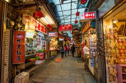 Turisti a passeggio nelle vie di Chiufen, Taiwan. Lungo le strade della città i negozi vendono i più tradizionali snack di Chiufene e oggetti di ogni genere - © gracethang2 ...