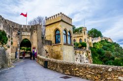 Turisti all'ingresso del castello di Xativa, Spagna. Per arrivare al cancello d'ingresso bisogna camminare lungo una ripida collina.



