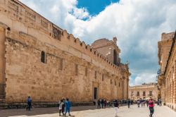 Turisti in Piazza Duomo a Siracusa, Sicilia. Qui si affacciano il duomo dedicato alla Natività di Maria, il Palazzo Senatorio (oggi sede del Comune), il palazzo vescovile, il monastero ...