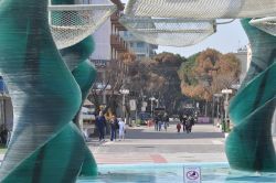 Turisti in visita a Riccione, Emilia Romagna. Terme, sagre, locali notturni e shopping: oltre al mare e alla spiaggia, Riccione offre divertimenti per tutti i gusti in ogni stagione - © ...