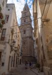 Turisti in visita al centro storico di Monopoli, Puglia, e alle sue bellezze architettoniche - © ValerioMei / Shutterstock.com