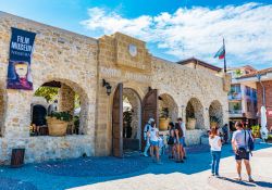 Turisti nel centro storico di Nessebar (Bulgaria), dichiarato Patrimonio dell'Umanità dall'UNESCO - © Takashi Images / Shutterstock.com