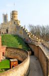 Turisti passeggiano lungo le mura del castello di Lincoln, Inghilterra. In stile romanico, questa fortezza ha ospitato importanti eventi storici fra cui le due battaglie di Lincoln avvenute ...