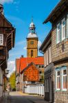 Un campanile di Goslar visto da un vicolo del centro storico (Germania).

