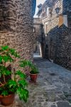 Un grazioso angolo del borgo vecchio di Pontremoli, Toscana, con case costruite in pietra.
