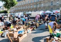 Un mercatino dell'usato nella cittadina di Sedan, Francia. In questa vecchia località del nord del paese ogni mese si svolge un tradizionale mercato delle pulci - © travelfoto ...