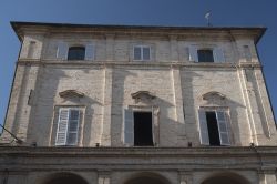 Un palazzo nobiliare nel centro di Monte San Giusto: siamo nelle Marche, in provincia di Macerata