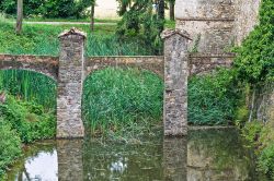 Un particolare del fossato del Castello di Lisignano a Gazzola - © Mi.Ti. / Shutterstock.com