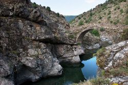 Un particolare del vecchio ponte di Asco, costruito dai genovesi  - © Roberto Cornacchia / www.robertocornacchia.com