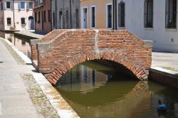 Un piccolo ponte tra i canali di Comacchio in Emilia-Romagna