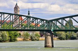 Un ponte a Krems an der Donau, Austria. Sullo sfondo alcuni edifici religiosi di questa cittadina che dal 2000 fa parte del Patrimonio Mondiale dell'Unesco.
