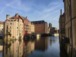 Un suggestivo angolo della cittadina di Metz, Francia, con gli edifici riflessi nelle acque del canale.

