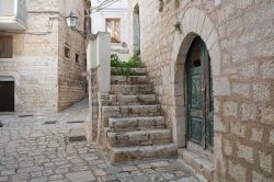 Un tipico vicolo del centro di Rutigliano, Puglia. Questo grazioso borgo si trova sui primi rilievi delle Murge a circa 100/200 metri sul livello del mare.
