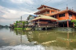 Un tipico villaggio lungofiume nella regione di Nonthaburi, Thailandia, vicino a Bangkok. Una suggestiva immagine scattata dal canale Bang Kruai - © Nick Fox / Shutterstock.com