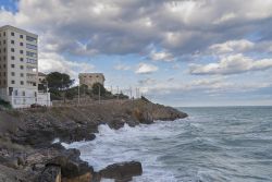 Un tratto costiero a Oropesa del Mar, Spagna. Il cielo grigio e nuvoloso rende altrettanto suggestivo questo panorama della costa cittadina quasi sempre soleggiata

