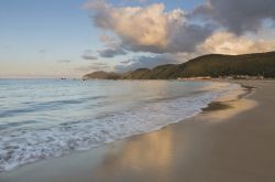 Un tratto della spiaggia di Trengandin in Cantabria, Spagna. Sullo sfondo la città di Noja al tramonto. Lunga più di 3 chilometri, possiede una vista magnifica dato che nelle vicinanze ...