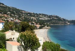 Un tratto di costa di Roquebrune-Cap-Martin, riviera francese. Situato a strapiombo sul mare, il borgo è sovrastato da un torrione medievale del X° secolo.
