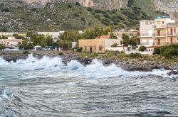 Un tratto roccioso della costa del borgo marino di Isola delle Femmine, provincia di Palermo