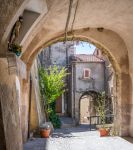 Un vicolo nel cuore storico di Villalago borgo pittoresco dell'Abruzzo