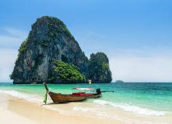 Una barca ormeggiata sulla spiaggia di Phra Nang, Thailandia.
