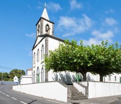 Una bella chiesetta dalla facciata bianca con il campanile sull'isola di Faial, Portogallo.
