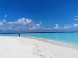 Una bella spiaggia raggungibile in barca alle Maldive