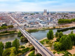 Una bella veduta panoramica di Orléans, Francia. Adagiata sulle rive del fiume Loira, la città è celebre per essere stata salvata da Giovanna d'Arco che nel 1429 la ...