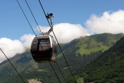 Una cabinovia sopra il villaggio francese di Cauterets, Pirenei.

